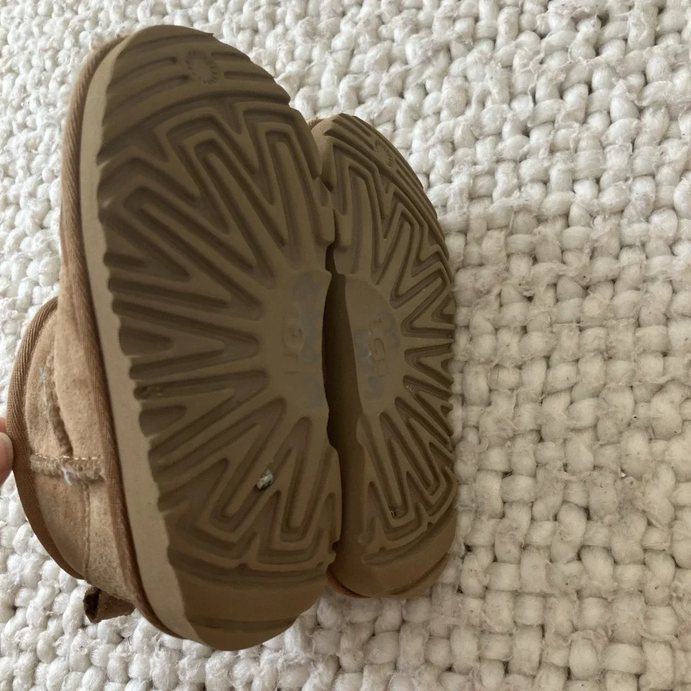 UGG Todder Low Boots Size 7 Fuzzy Warm Cute‎